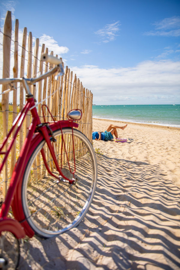 vélo, plage, et personne qui se détene sur une plage bretonne
